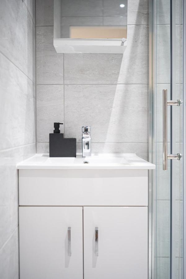 Studios With Ensuite Showers & Share Kitchens Prime Location Near Hospital, Town Center Apt 3 St Helens  Exteriör bild