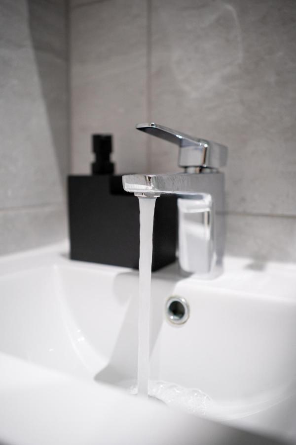 Studios With Ensuite Showers & Share Kitchens Prime Location Near Hospital, Town Center Apt 3 St Helens  Exteriör bild
